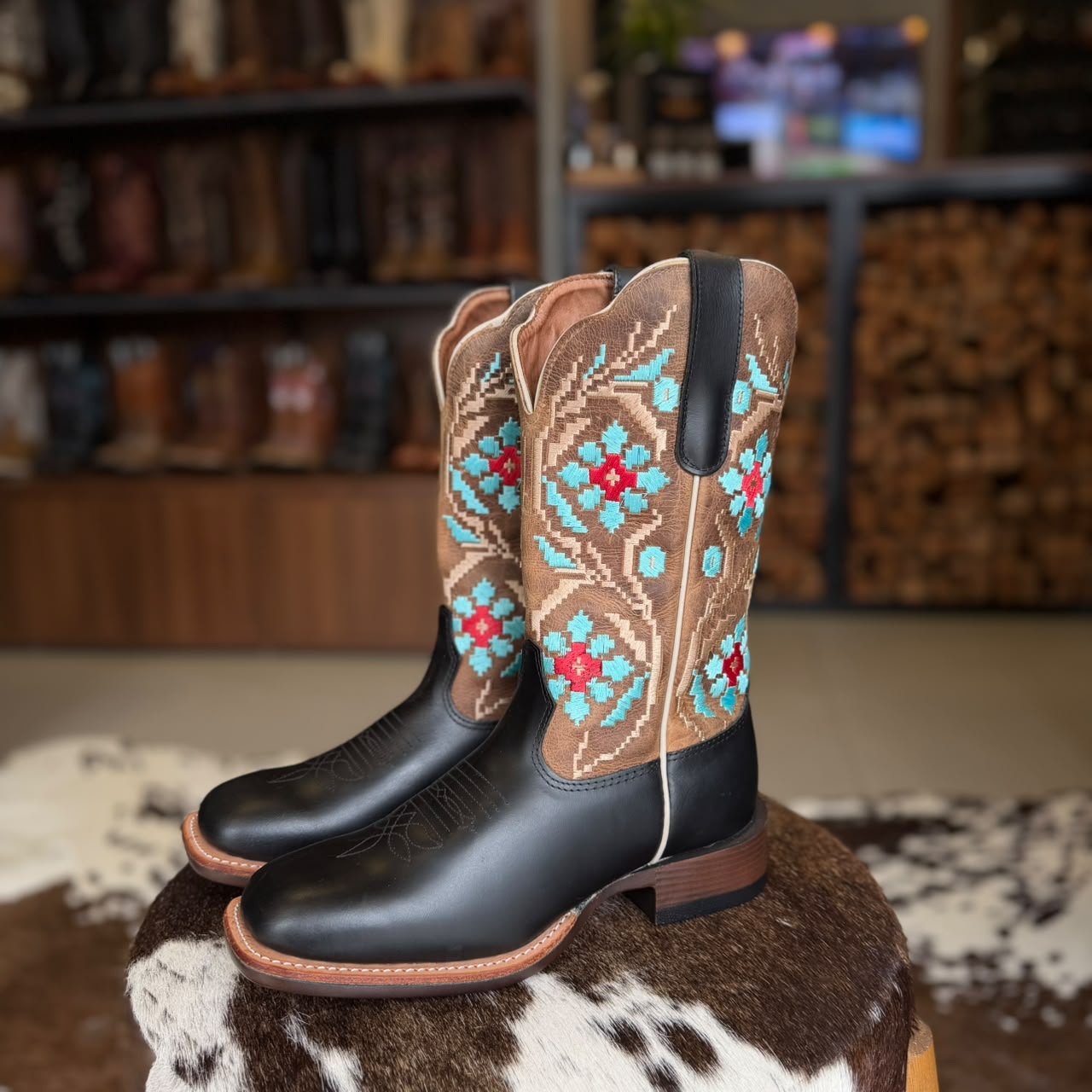 Bota Feminina Newest – Couro Mustang Preto Dallas Bege
