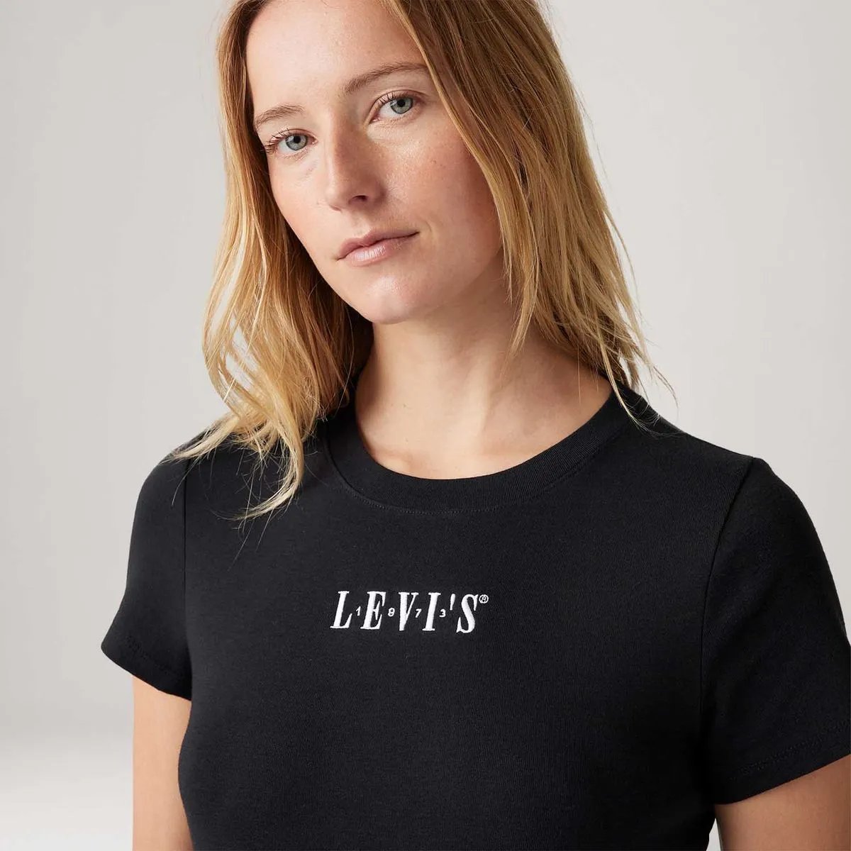 Camiseta Levi's® Essential Preta Manga Curta - Imagem 2